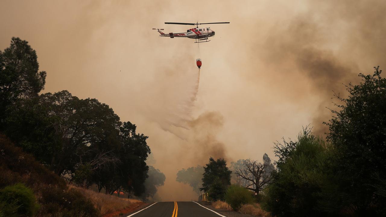 Un hélicoptère largue de l'eau sur les feux de forêt en Californie. [Reuters - Adrees Latif]