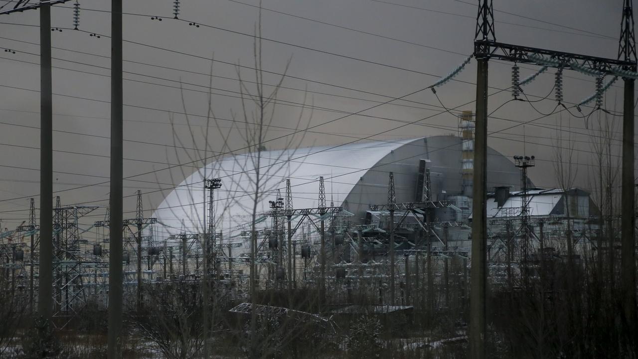 Le nouveau sarcophage construit en dessus du réacteur de la central Tchernobyl qui avait explosé. [AP Photo - Efrem Lukatsky]