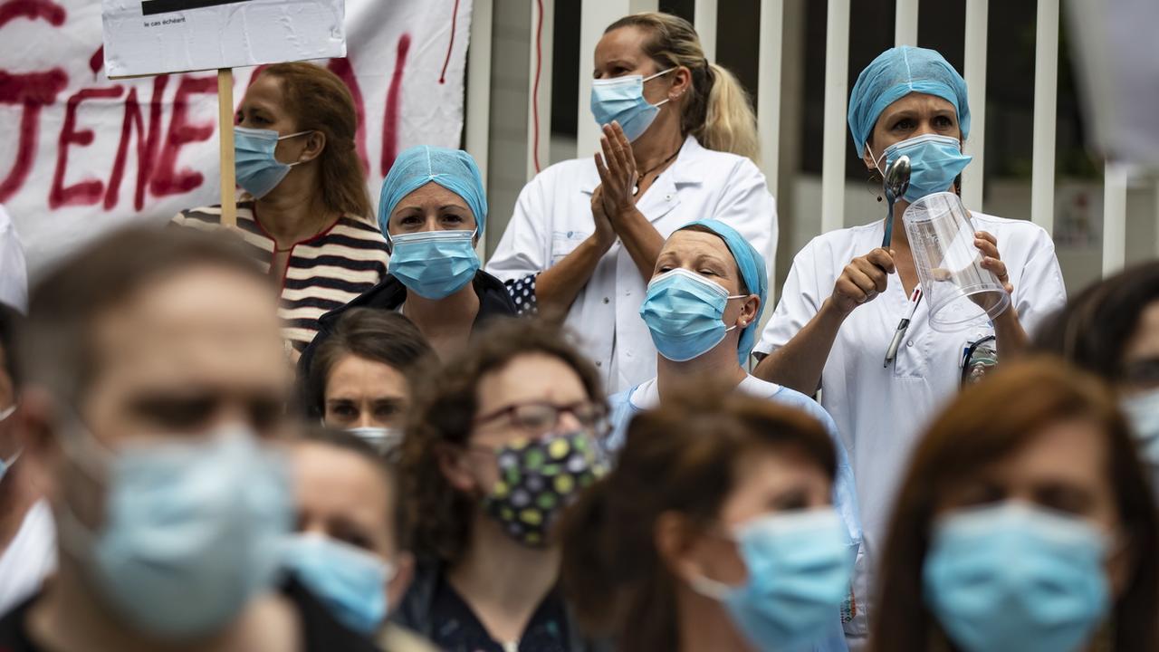 Des membre du personnel soignant lors d'une manifestation à Paris en juin. [EPA - Ian Langsdon]