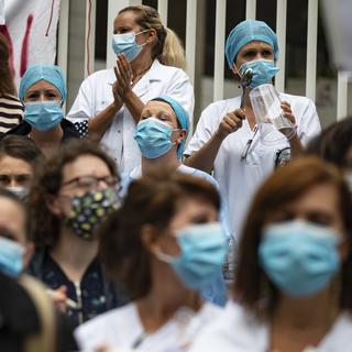 Des membre du personnel soignant lors d'une manifestation à Paris en juin. [EPA - Ian Langsdon]