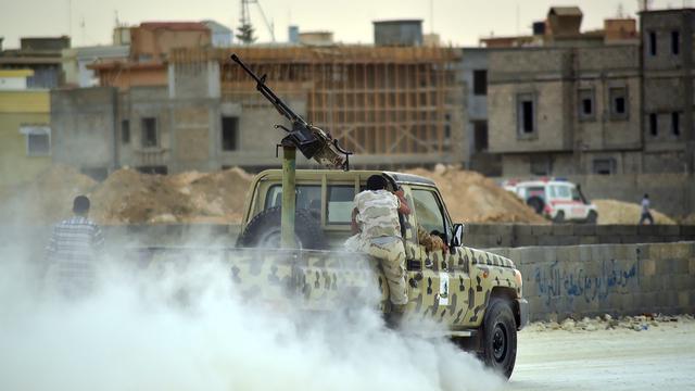 Un homme armé dans une rue de Benghazi en Libye (image d'illustration). [EPA - Maher Alawami]