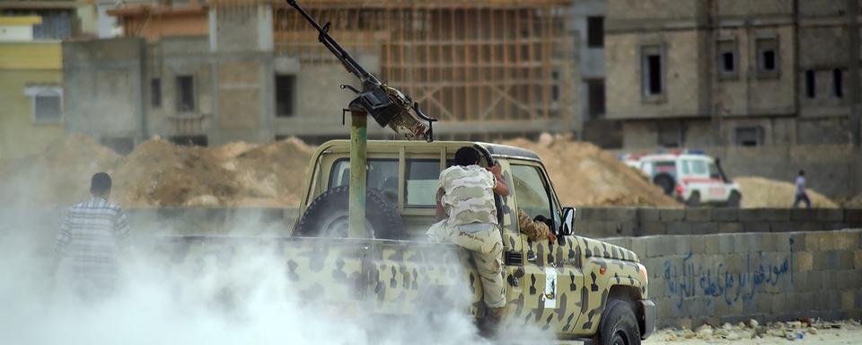 Un homme armé dans une rue de Benghazi en Libye (image d'illustration). [EPA - Maher Alawami]