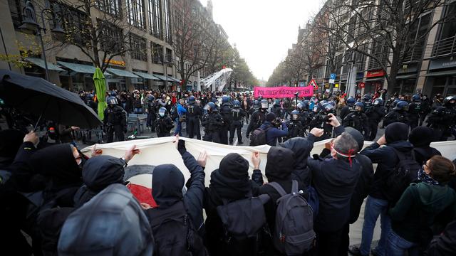 Près d'un millier d'anti-masques ont défilé samedi à Francfort. [Reuters - Kai Pfaffenbach]