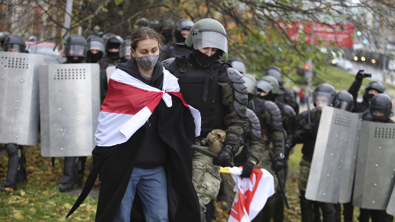 Un policier détient une opposante biélorusse lors d'une manifestation en novembre à Minsk. [AP Photo]