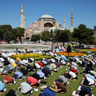 Plusieurs milliers de musulmans participaient vendredi à Istanbul à la première prière musulmane à Sainte-Sophie. [Reuters - Umit Bektas]