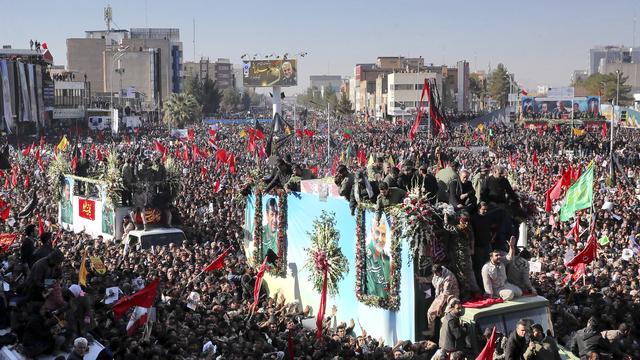 La foule est venue se recueillir près du cercueil de Qassem Soleimani dans le ville Kerman en Iran. [Tasnim News Agency via AP - Erfan Kouchari]