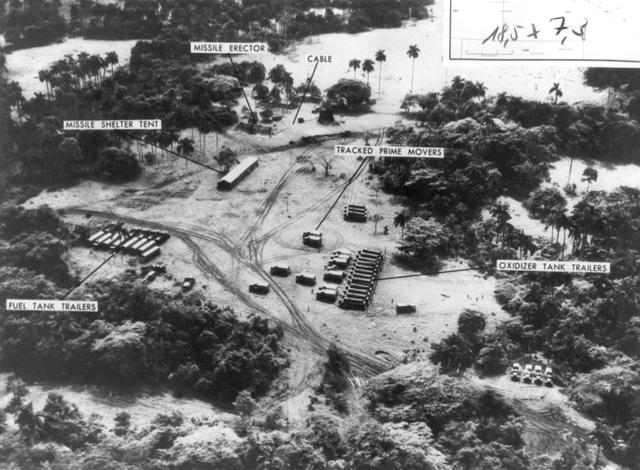 Vue aérienne des lanceurs de missiles soviétiques, des transporteurs de missiles et des parcs de réservoirs à Cuba en octobre 1962. [EPA/DPA/Str - Keystone]