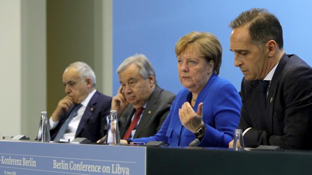 L'envoyé spécial de l'ONU en Libye Ghassan Salamé, le Secrétaire général de l'ONU Antonio Guterres, la Chancelière allemande Angela Merkel et le ministre allemande des Affaires étrangères Heiko Maas (de g. à d.) lors d'une conférence de presse. [EPA - Omer Messinger]