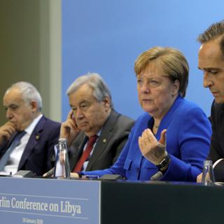 L'envoyé spécial de l'ONU en Libye Ghassan Salamé, le Secrétaire général de l'ONU Antonio Guterres, la Chancelière allemande Angela Merkel et le ministre allemande des Affaires étrangères Heiko Maas (de g. à d.) lors d'une conférence de presse. [EPA - Omer Messinger]
