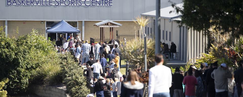 Des gens font la queue devant un centre de dépistage à Brisbane en Australie. [EPA - Glenn Hunt]