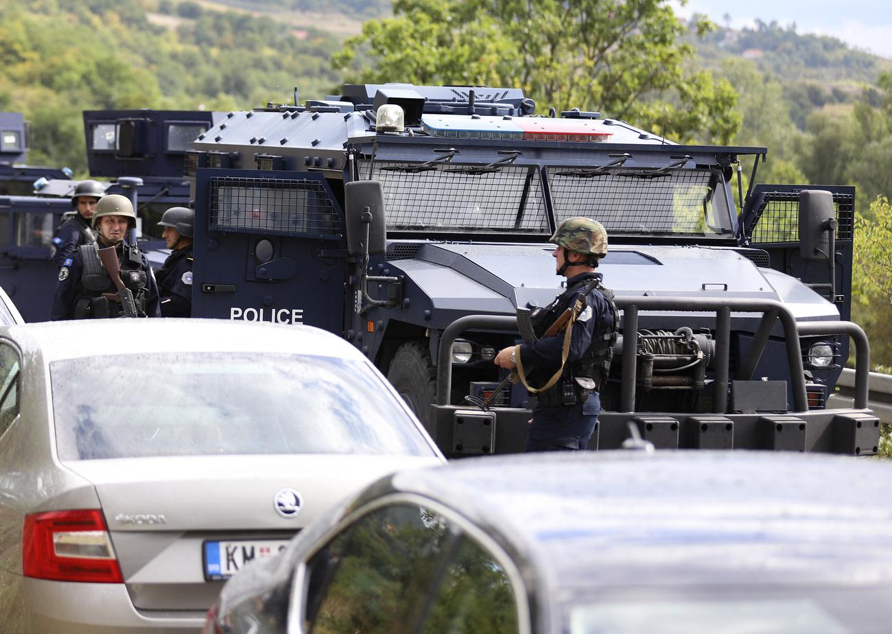Les forces spéciales de la police kosovare (ROSU) déployée près des passages frontaliers avec la Serbie. [AP Photo - Bojan Slavkovic]