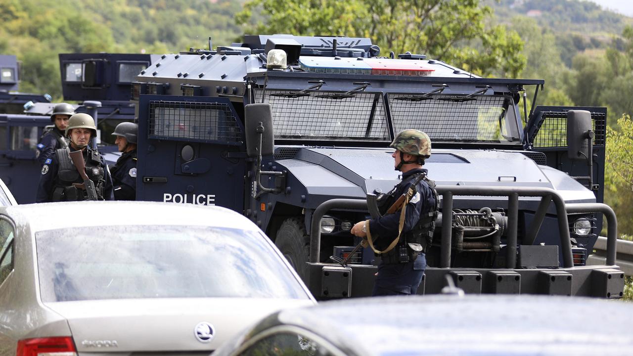 Les forces spéciales de la police kosovare (ROSU) déployée près des passages frontaliers avec la Serbie. [AP Photo - Bojan Slavkovic]