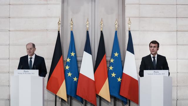 Le nouveau chancelier allemand Olaf Scholz (gauche) a rencontré pour la première fois Emmanuel Macron. [AP Photo - Thibault Camus]