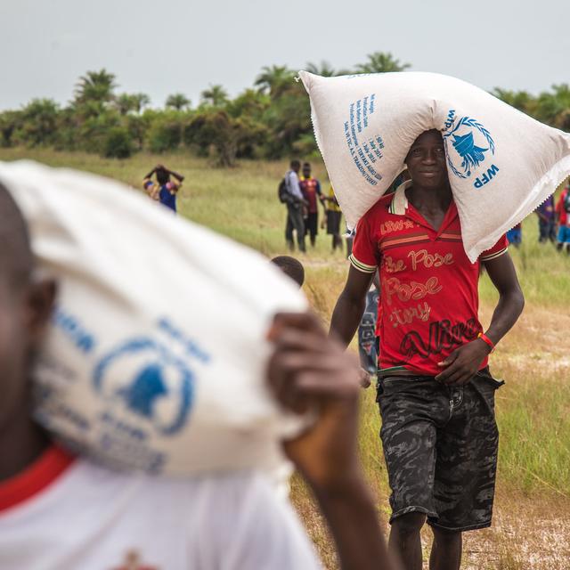 Le Programme alimentaire mondial (PAM) estime que 121 millions de personnes supplémentaires pourraient souffrir de la faim en 2021. [AP Photo - Michael Duff]