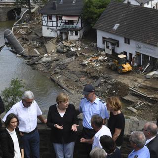Angela Merkel et venue constater les dégâts causés par les inondations meurtrières dans l'ouest de l'Allemagne. [Keystone - Christof Stache]