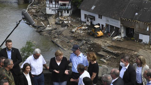 Angela Merkel et venue constater les dégâts causés par les inondations meurtrières dans l'ouest de l'Allemagne. [Keystone - Christof Stache]