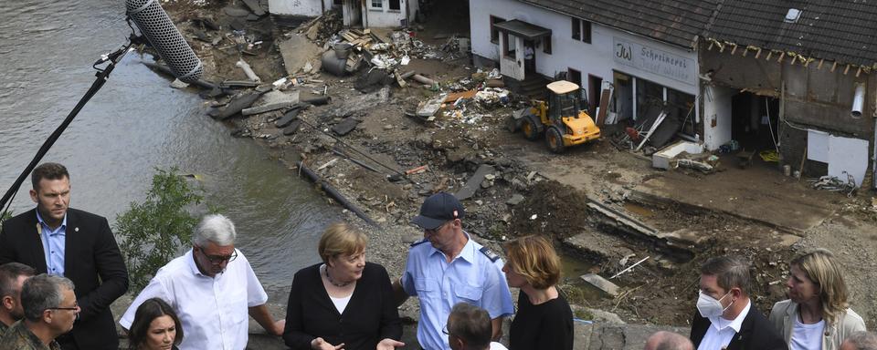 Angela Merkel et venue constater les dégâts causés par les inondations meurtrières dans l'ouest de l'Allemagne. [Keystone - Christof Stache]