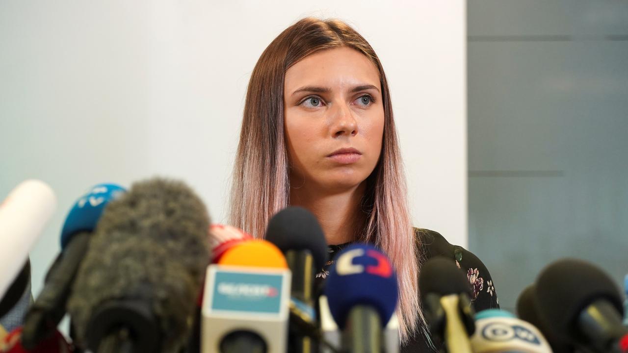 La sprinteuse biélorusse Krystsina Tsimanouskaya a tenu une conférence de presse lors de son arrivée à Varsovie. [Reuters - Darek Golik]