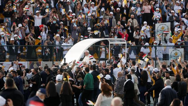 Dans un stade à Erbil, Le pape célèbre sa plus grande messe en Irak, acclamé par des milliers de fidèles. [Reuters - Yara Nardi]