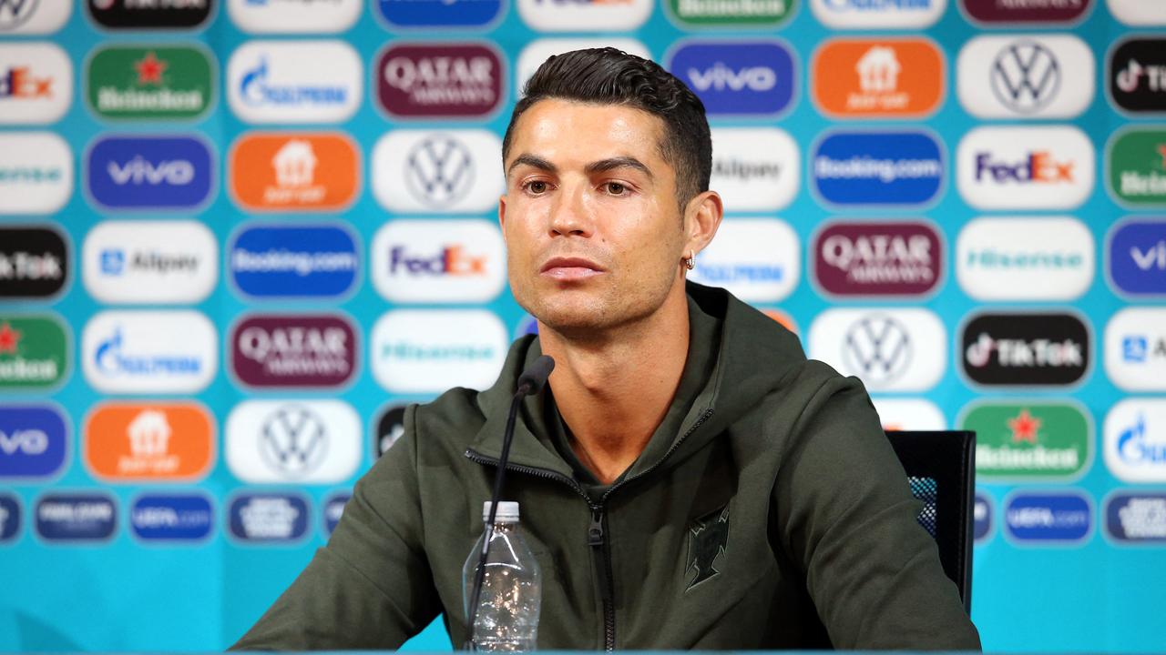En conférence de presse, Cristiano Ronaldo a escamoté deux bouteilles d'une célèbre marque de soda rouge sponsor de l'Euro. [AFP - UEFA]