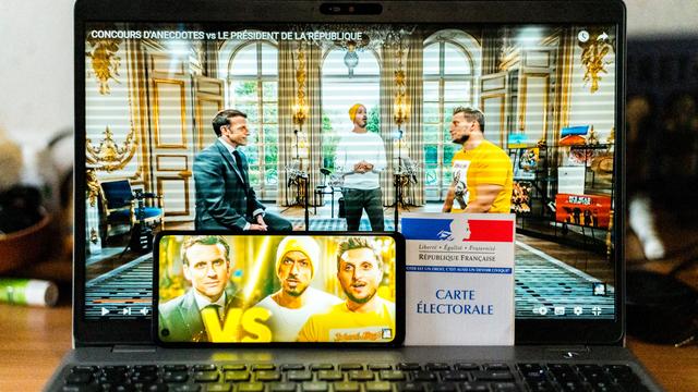 Emmanuel Macron a participé à une vidéo où il invite les youtubeurs star Macfly et Carlito à l’Elysée [AFP - Stéphane Ferrer Yulianti et Hans Lucas]