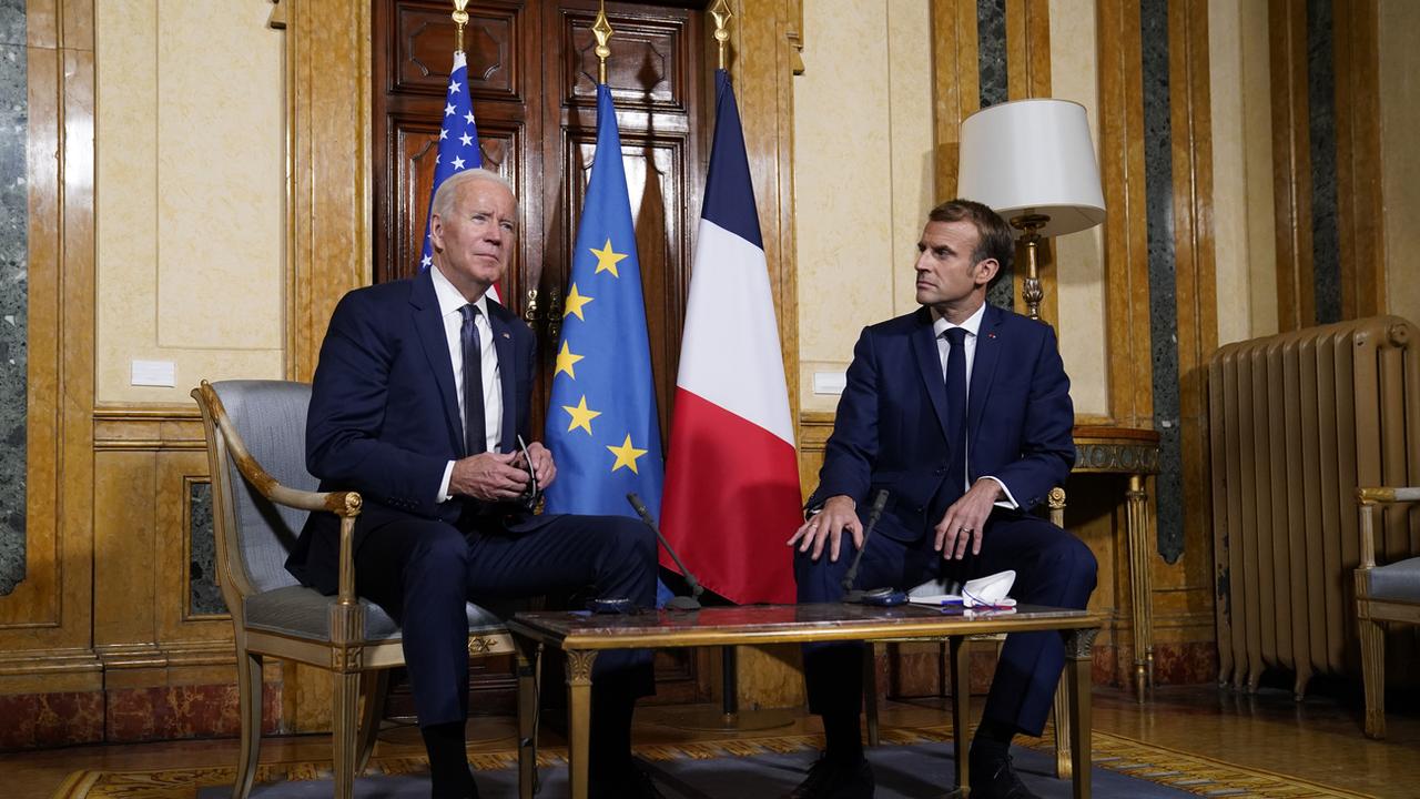 Joe Biden a rencontré Emmanuel Macron à Rome avant le début du G20. [AP Photo - Evan Vucci]