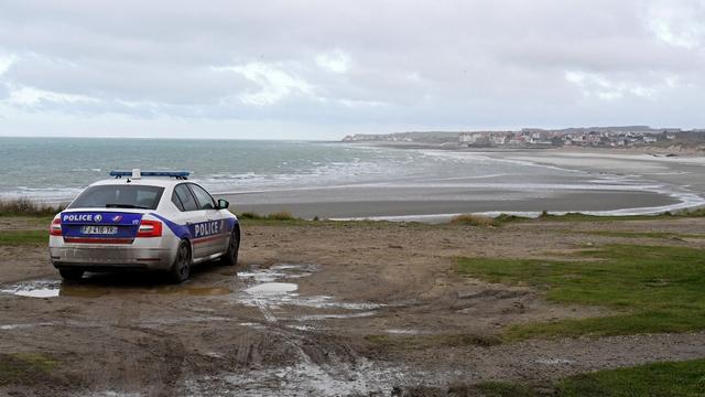 Une voiture de police devant la plage de Wimereux, au nord de la France. [AFP - François Lo Presti]