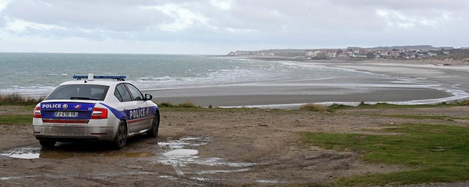 Une voiture de police devant la plage de Wimereux, au nord de la France. [AFP - François Lo Presti]