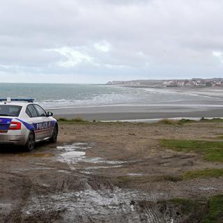 Une voiture de police devant la plage de Wimereux, au nord de la France. [AFP - François Lo Presti]