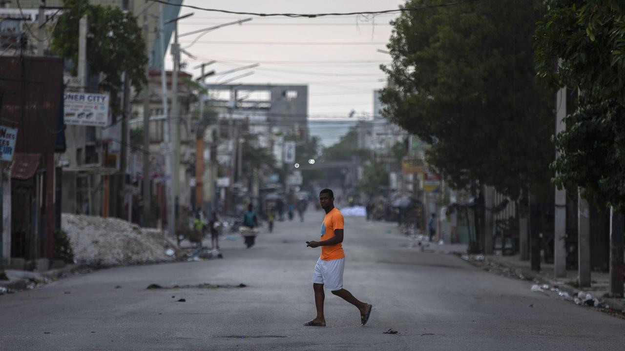 Les rues de Port-au-Prince étaient désertes lundi suite à la grève générale. [AP Photo - Joseph Odelyn]