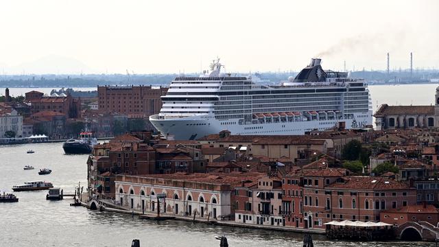 Les grands navires de croisière, accusés de mettre en péril le centre historique de Venise classé au patrimoine de l'UNESCO, en seront bannis à partir du 1er août, a annoncé mardi le gouvernement italien. [AFP - MIGUEL MEDINA]