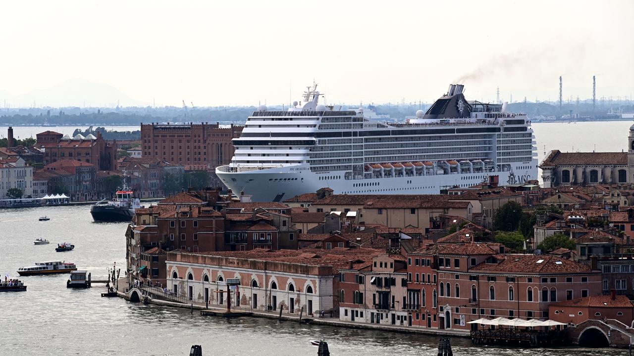 Les grands navires de croisière, accusés de mettre en péril le centre historique de Venise classé au patrimoine de l'UNESCO, en seront bannis à partir du 1er août, a annoncé mardi le gouvernement italien. [AFP - MIGUEL MEDINA]