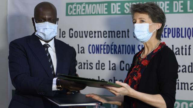 Le ministre sénégalais de l'environnement et du développement durable Abdou Karim Sall et la conseillère fédérale Simonetta Sommaruga. [EPA - Anthony Anex]