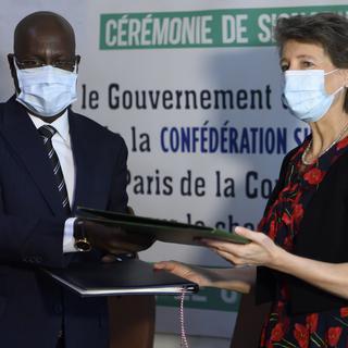 Le ministre sénégalais de l'environnement et du développement durable Abdou Karim Sall et la conseillère fédérale Simonetta Sommaruga. [EPA - Anthony Anex]