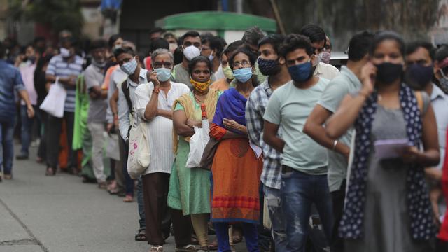 Des personnes attendent pour recevoir un vaccin contre le Covid-19 à Mumbai en Inde. [AP Photo - Rafiq Maqbool]