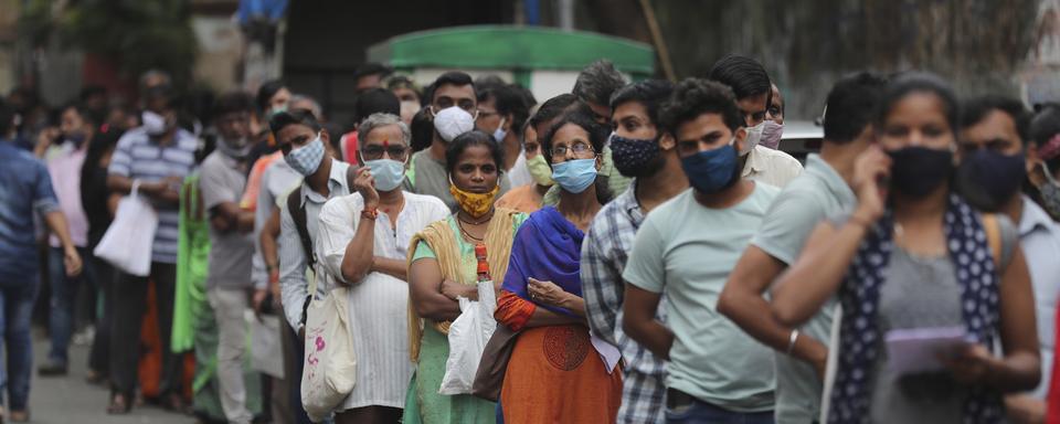 Des personnes attendent pour recevoir un vaccin contre le Covid-19 à Mumbai en Inde. [AP Photo - Rafiq Maqbool]