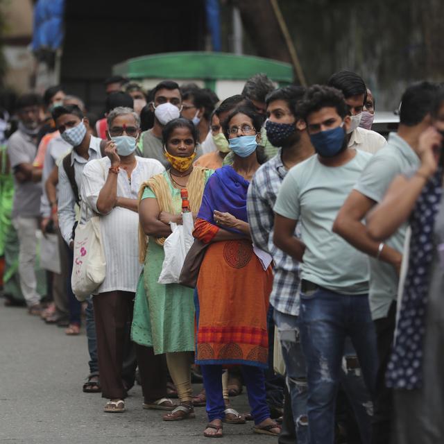 Des personnes attendent pour recevoir un vaccin contre le Covid-19 à Mumbai en Inde. [AP Photo - Rafiq Maqbool]