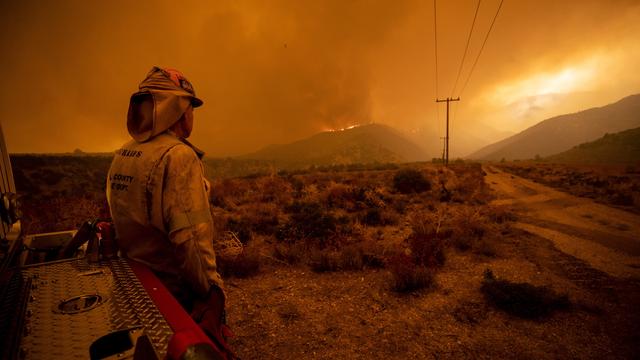 Un pompier observe les feux en Californie [KEYSTONE - EPA/ETIENNE LAURENT]