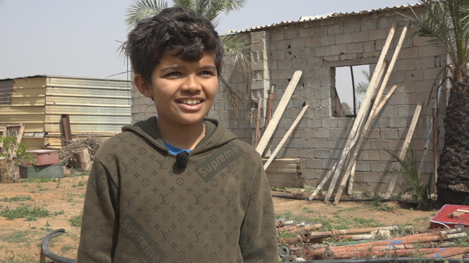 Oueid, 12 ans, de retour dans sa ferme ravagée par le conflit. [RTS - Maurine Mercier]