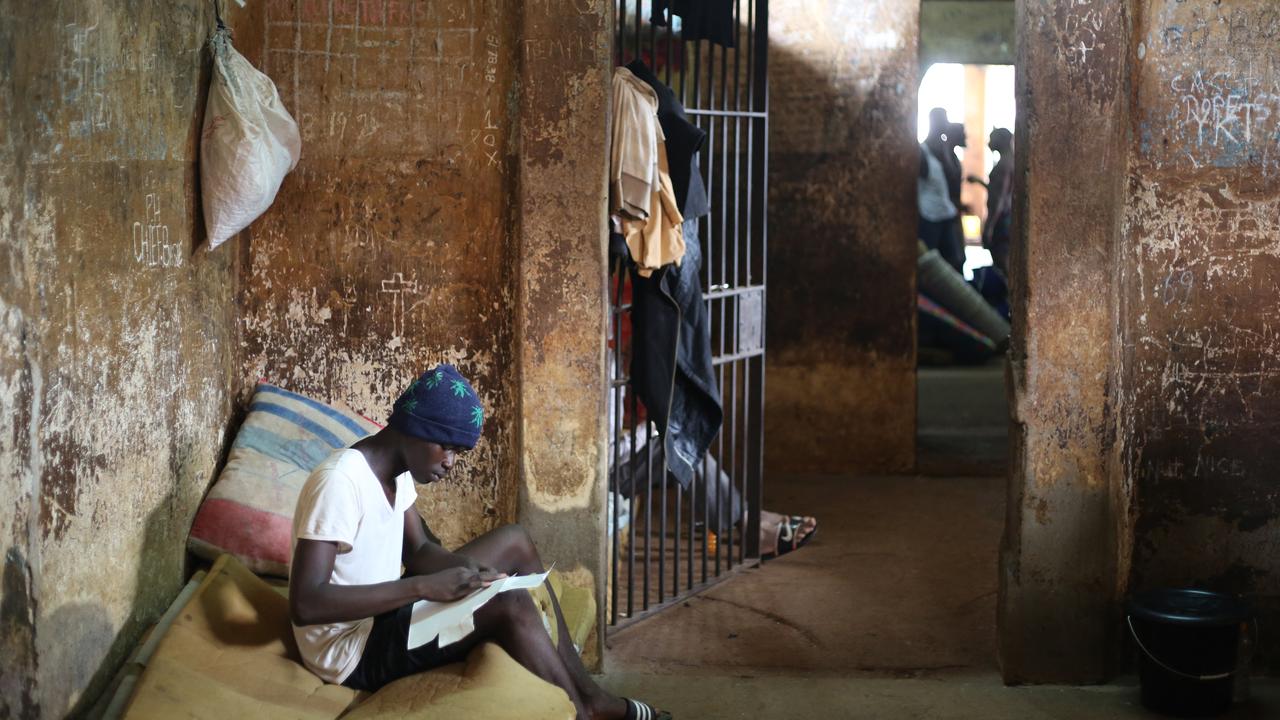 Un détenu dans une cellule de la prison centrale de Freetown, en Sierra Leone. [AFP - Anne-Sophie Faivre Le Cadre]