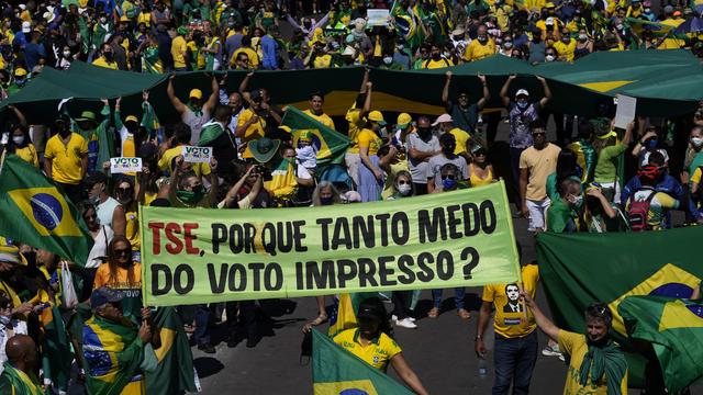 Des manifestants pro-Bolsonaro tiennent une banderole "TSE, pourquoi être si effrayé par les bulletins imprimés?". [AP Photo - Eraldo Peres]