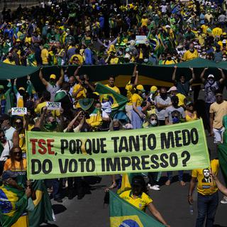 Des manifestants pro-Bolsonaro tiennent une banderole "TSE, pourquoi être si effrayé par les bulletins imprimés?". [AP Photo - Eraldo Peres]