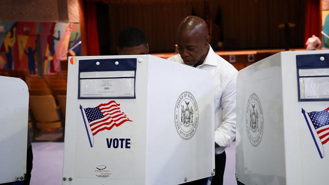 Le candidat et favori Eric Adam vote pour les primaires démocrates à la mairie de New-York [Anadolu Agency - Tayfun Coskun]