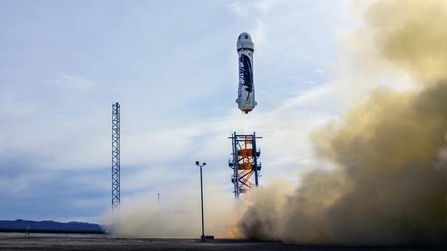 Une fusée Blue Orgin atterissant sur terre. [AP - Blue Origin]