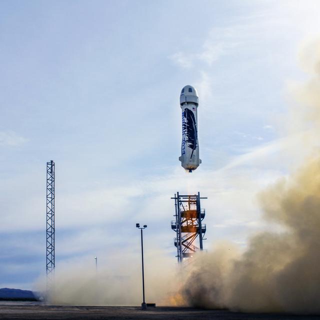 Une fusée Blue Orgin atterissant sur terre. [AP - Blue Origin]