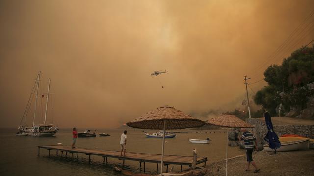 Un incendie descend jusque vers la station balnéaire turque de Bodrum. [AP Photo - Emre Tazegul]