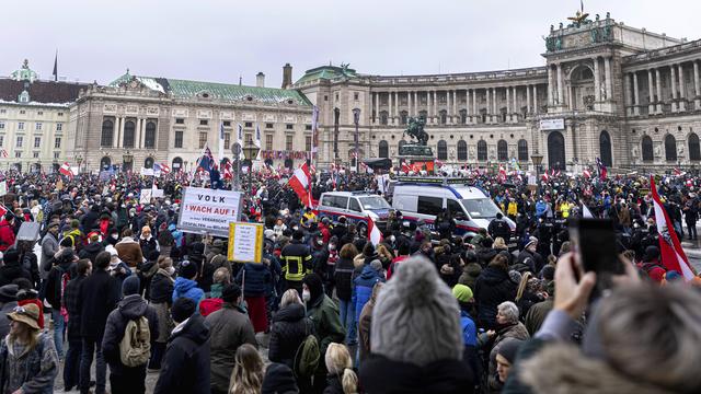 Des dizaines de milliers de personnes ont manifesté à Vienne contre l'obligation vaccinale. [AP Photo - Florian Schroetter]