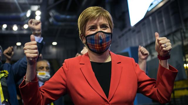 La Première ministre écossaise Nicola Sturgeon fête la victoire de son parti aux élections [EPA - Robert Perr]