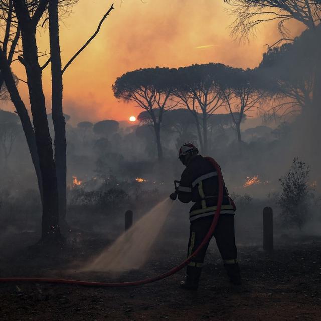 Une personne est morte dans l'incendie sur la Côte d'Azur, toujours pas maîtrisé. [AFP - Nicolas Tucat]