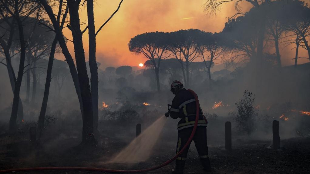 Une personne est morte dans l'incendie sur la Côte d'Azur, toujours pas maîtrisé. [AFP - Nicolas Tucat]